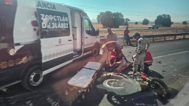 Motociclista queda tendido en la autopista México-Pachuca tras derrapar | VIDEO