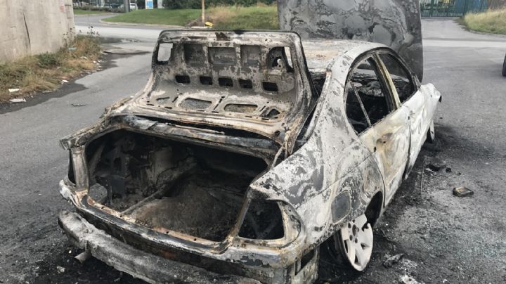 Fuego arrasa con dos remolques en deshuesadero de la México-Pachuca