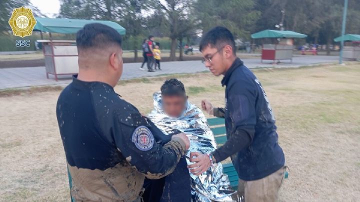Se mete al lago para refrescarse y queda atrapado en el lodo en San Juan de Aragón