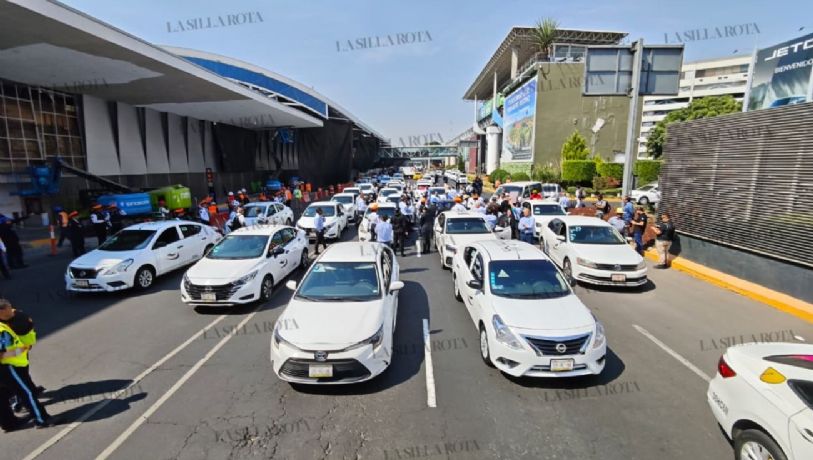Bloquean accesos al AICM ante protesta de taxistas; prevén llegada de Guardia Nacional