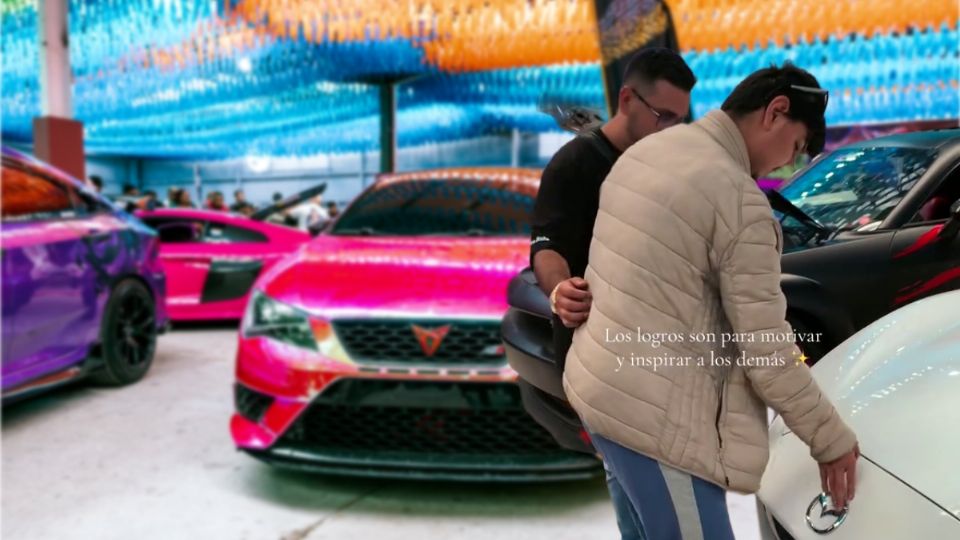 El joven pudo disfrutar de los vehículos en el Auto Fest con sus manos