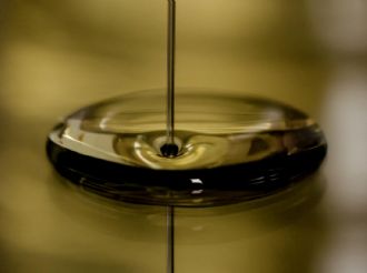 Estados Unidos permitirá vender petróleo ruso para contener precio del crudo