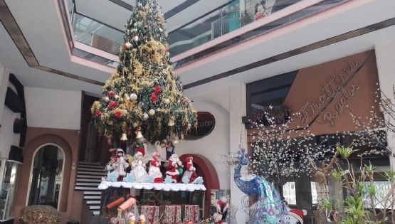 Esta plaza en Pachuca está atrapada en la Navidad; en marzo todavía hay adornos