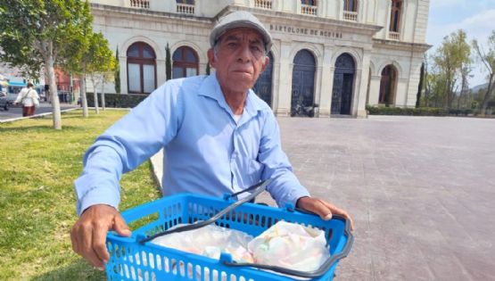 Don Fernando cambió el horno por la calle, vende pastes en Pachuca tras cinco décadas de oficio