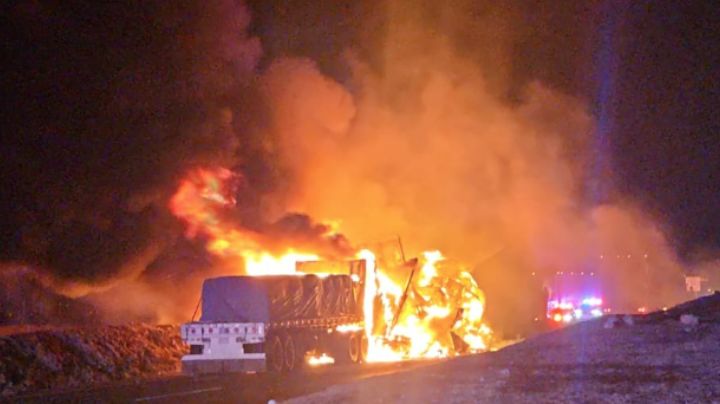 Tráiler choca y se incendia en SLP; provoca cierre total de Carretera 57