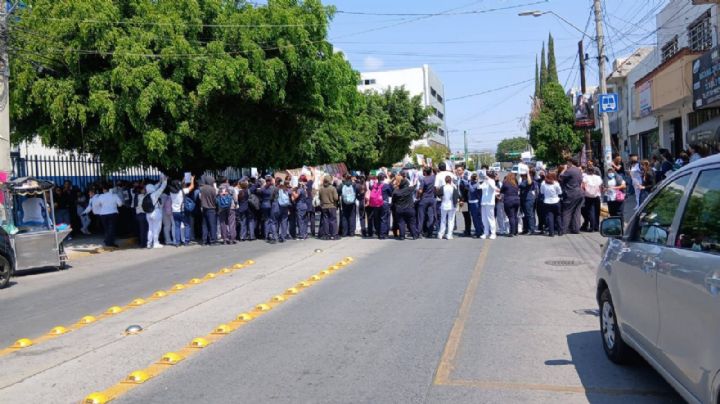 Estudiantes de la Universidad Insurgentes cierran vialidades en Mariano Escobedo y Pradera