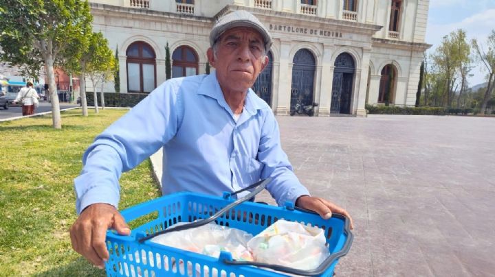 Don Fernando cambió el horno por la calle, vende pastes en Pachuca tras cinco décadas de oficio