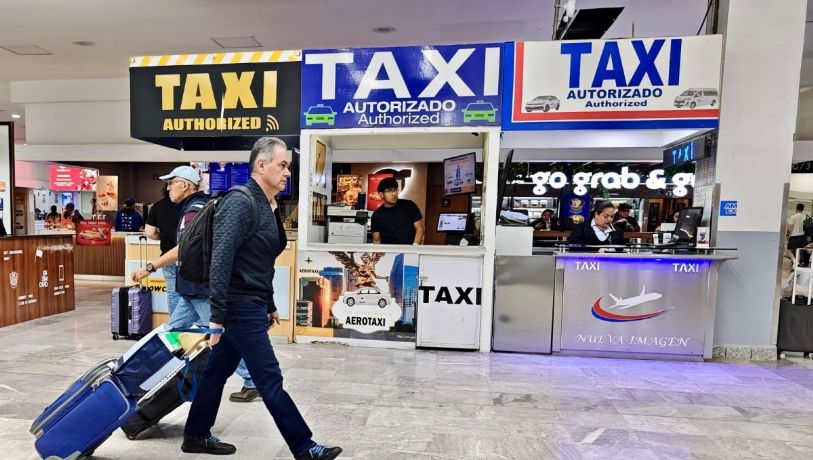 Taxis concesionados del AICM cuestan hasta el doble que Uber y taxis de la calle