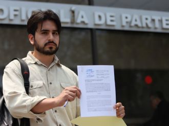 Defensa de activista acusa censura por sanción tras exhibir conexión jueza-Chapo