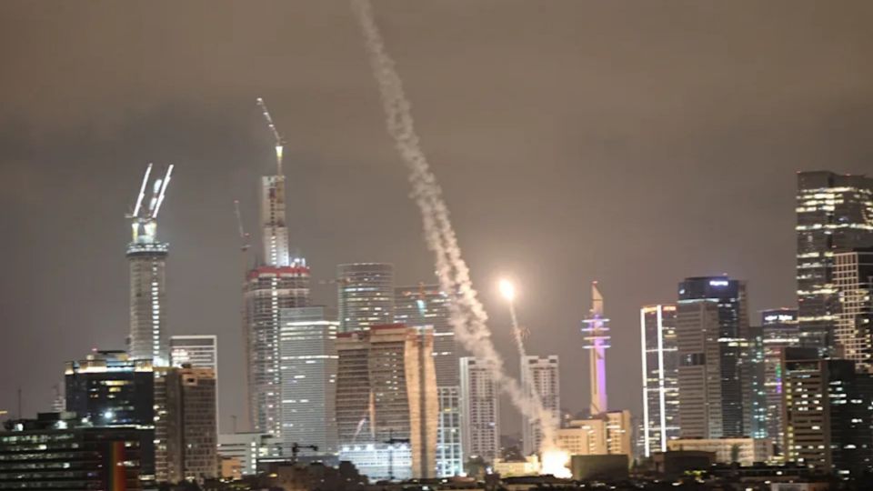 Aunque mantiene tasas de interceptación muy altas, la combinación de misiles con bombas de racimo y ataques coordinados con drones representa uno de los mayores desafíos para el sistema antimisiles de Israel.