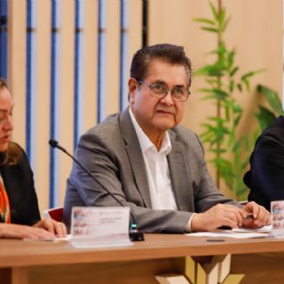 Reuniones no son “secretas” y se abordan temas abiertos: Olivares