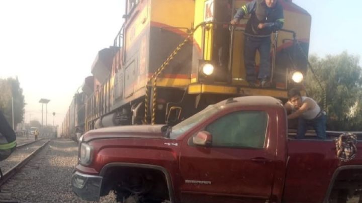 Intentó ganarle al tren: camioneta es arrastrada en San Juan de la Vega