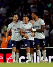 Foto descriptiva de: Cruz Azul se aferra al liderato; Chivas se acerca; América, ¿revive?