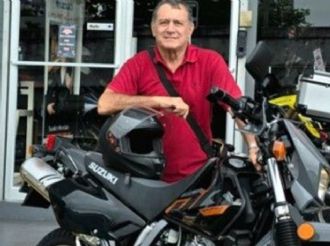 Abuelo de 77 años recorre el mundo en moto tras sobrevivir a infarto