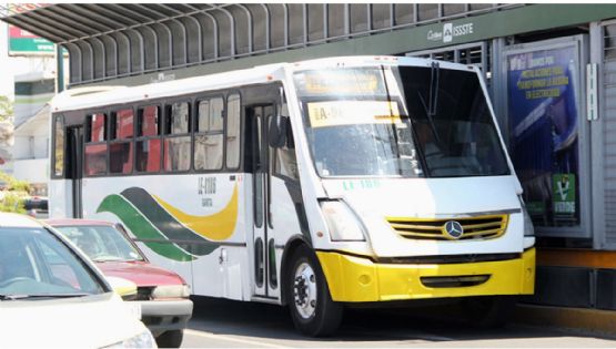 Murió mientras iba en el camión, frente a los demás pasajeros; era un adulto mayor