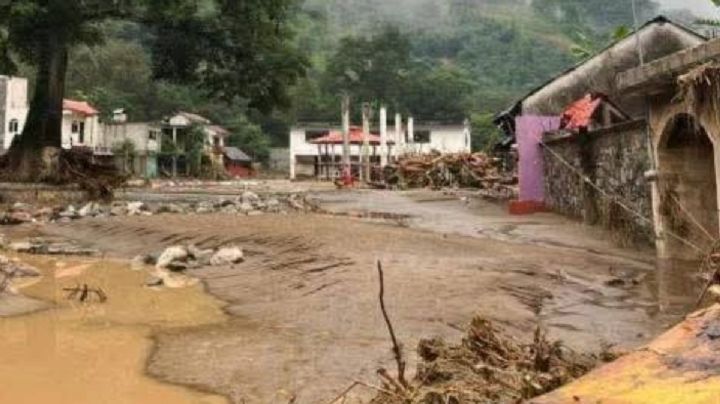 Cristian busca a su madre entre lo que quedó de Tlacolula, el pueblo de Hidalgo sepultado por el lodo