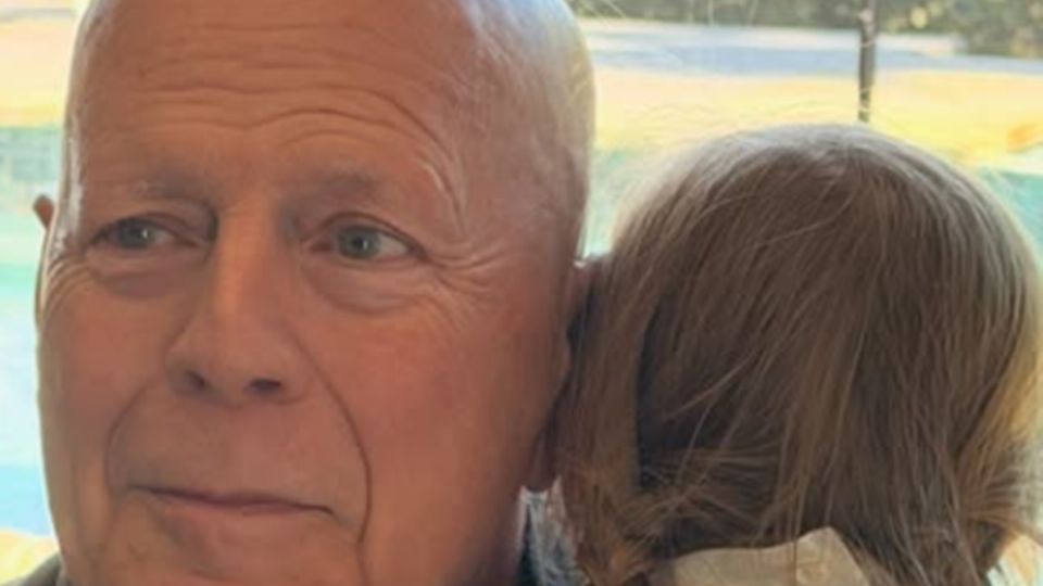 Al lado de su nieta Lou, hija de Rumer Willis