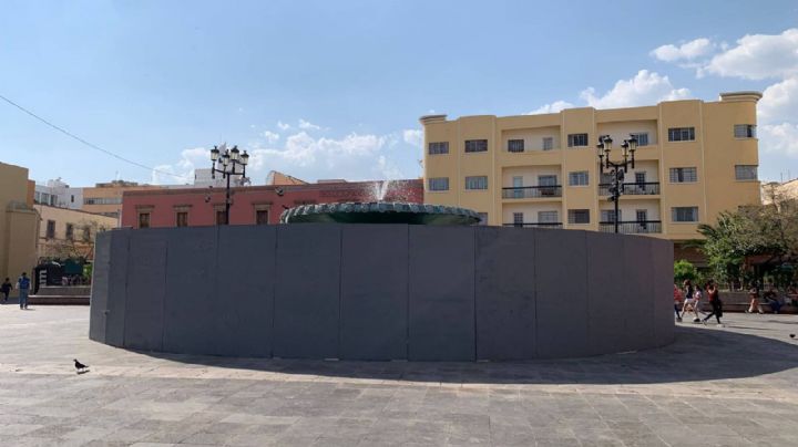 Una gran valla protege la Fuente de los Leones ¿A qué le temen?