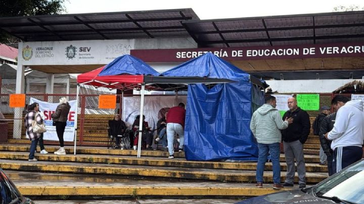 SEV cumple 24 horas tomada por trabajadores de programa Vasconcelos; denuncian despidos injusticados