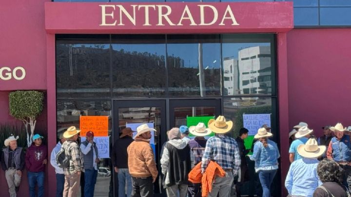 Lecheros de Tulancingo protestan por desplome del precio y advierten bloqueos