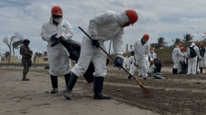 Contratan a 50 obreros de la CTM para limpiar playas contaminadas por hidrocarburo en Coatzacoalcos