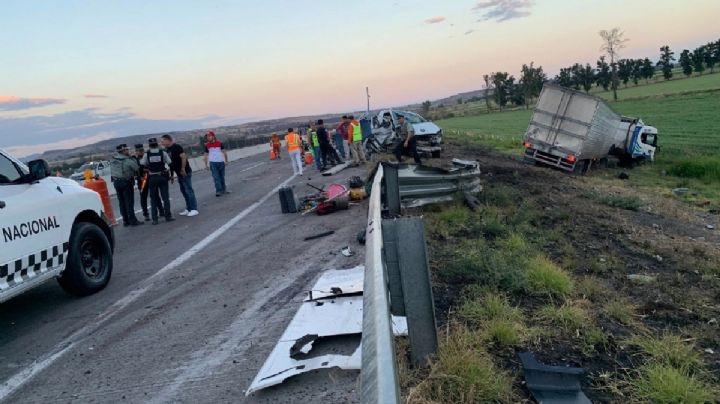 Tráiler impactó a excavadora y camioneta en libramiento de Pénjamo; murió un trabajador