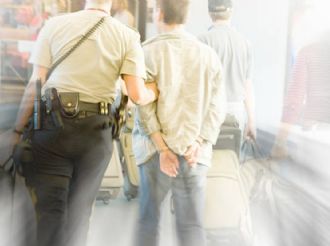 Trump endurece discurso: ICE podría operar en aeropuertos