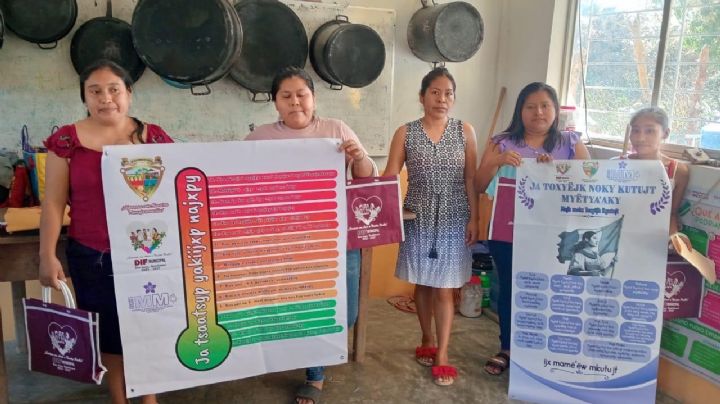 Violencia en Oaxaca obliga a traducir a lengua ayuuk  cartilla de derechos de mujeres