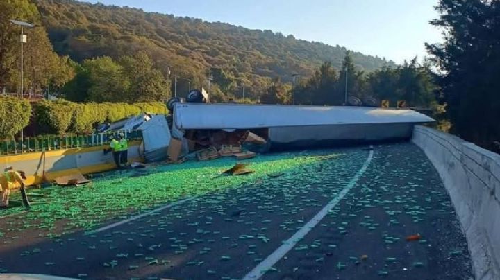 Cierran circulación en autopista México-Cuernavaca por volcadura de tráiler