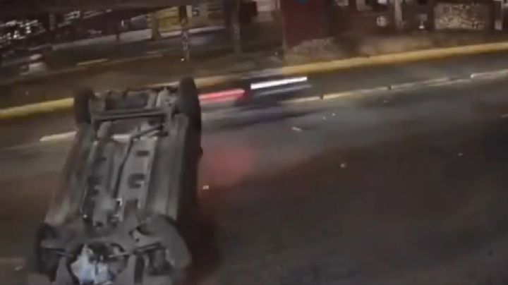 Tráiler provoca aparatoso accidente y volcadura en Tultitlán; conductor huye