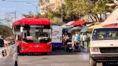Foto ilustrativa de la nota titulada: De Reforma al AICM en Metrobús: de 65 a 85 minutos entre carriles invadidos y ambulantes