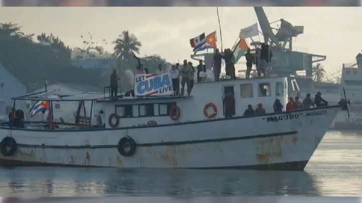 Cubanos reciben  flotilla de ayuda internacional en el Malecón