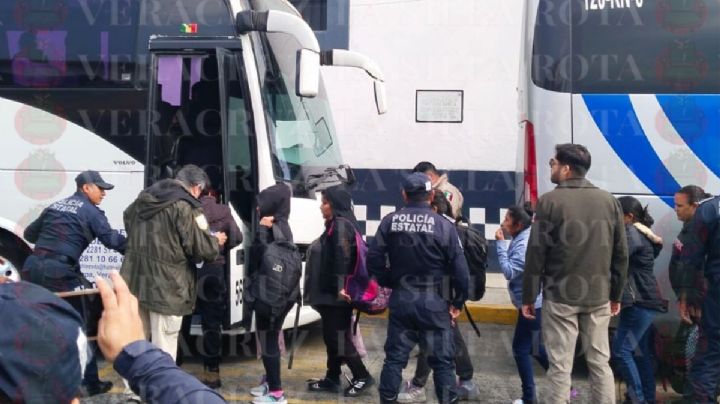 Trasladan a 229 migrantes hallados dentro de tráiler en Xalapa a estación migratoria de Acayucan