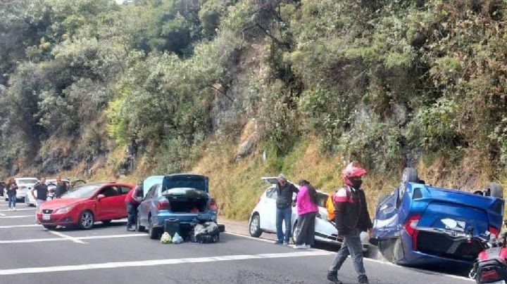 Choque múltiple y volcadura afecta vialidad en la libre México-Toluca