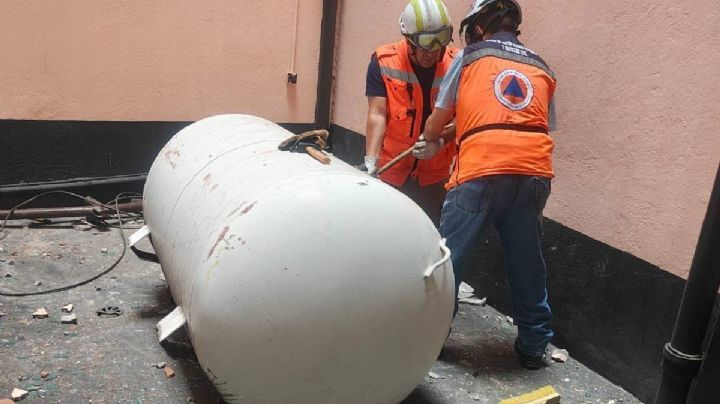 Trabajador cae de un cuarto piso mientras cargaba un tanque de gas estacionario
