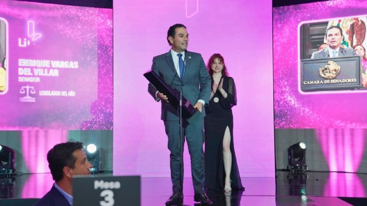 Enrique Vargas recibe premio Legislador del Año