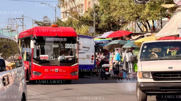De Reforma al AICM en Metrobús: de 65 a 85 minutos entre carriles invadidos y ambulantes