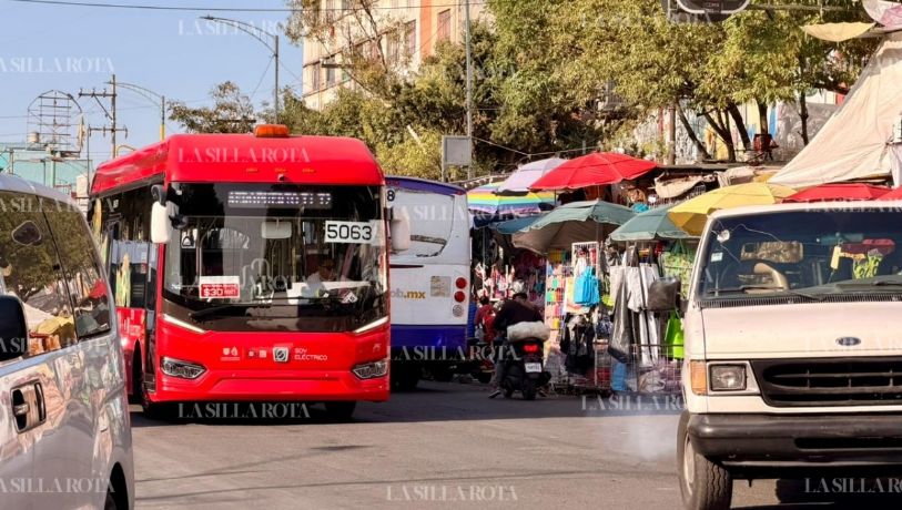 De Reforma al AICM en Metrobús: de 65 a 85 minutos entre carriles invadidos y ambulantes