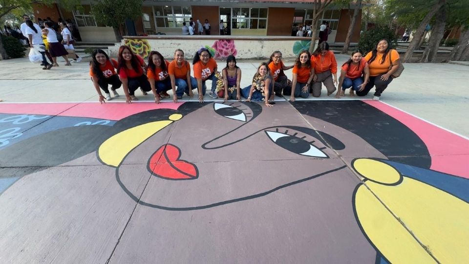 El colectivo “Mujeres 8 de Marzo” realizó un gran mural en escuela secundaria de Juchitán, para impulsar la educación que evite la normalización de la violencia.