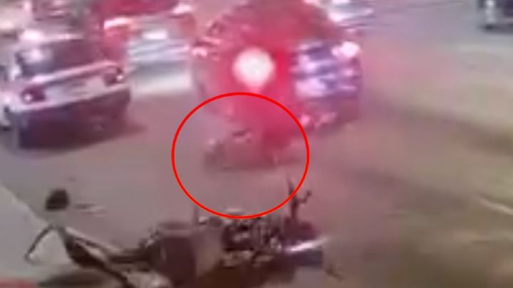 Video exhibe a automovilista atropellar y pasar por encima de motociclista en Iztacalco