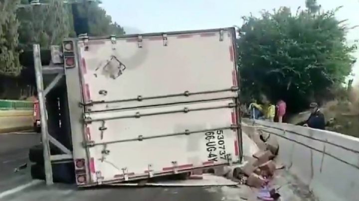 Tráiler con 20 toneladas de shampoo vuelca en la México-Cuernavaca; hay cierre vial