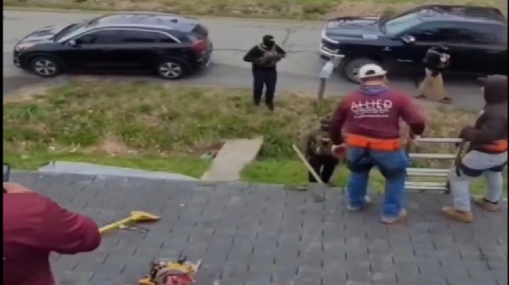 Video exhibe a mujer que llama al ICE para detener a trabajadores latinos que reparaban su casa