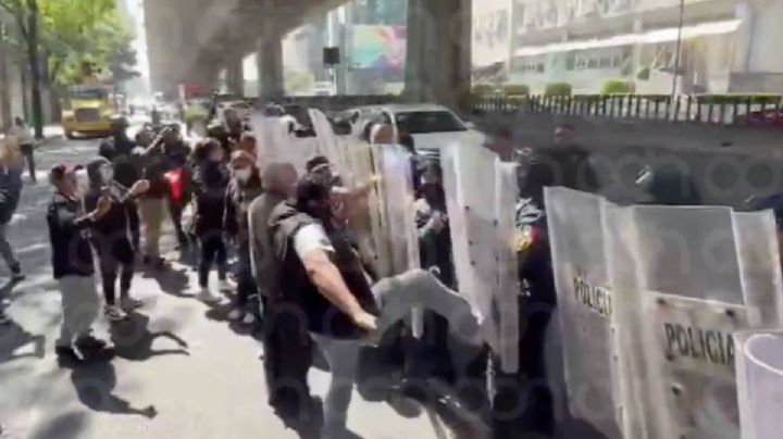 Padres de familia bloquean Periférico; se enfrentan con policías