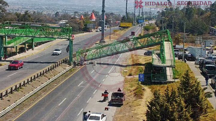 Grúa derriba puente peatonal frente al Hospital General de Tulancingo