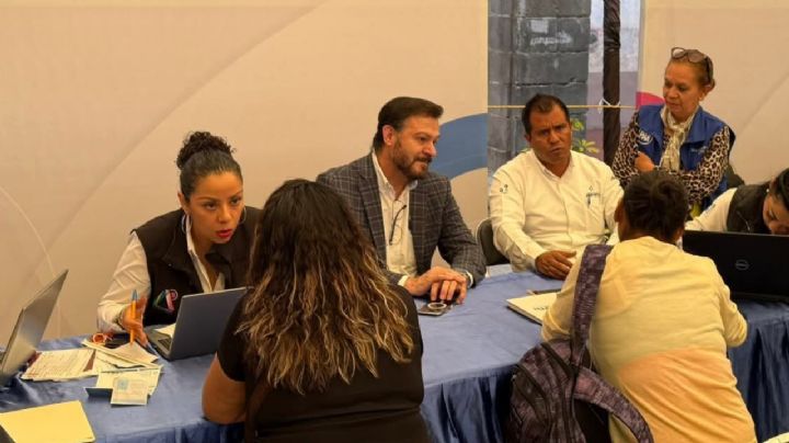 La última foto de Roberto Castañeda: atendiendo a la ciudadanía horas antes de su asesinato