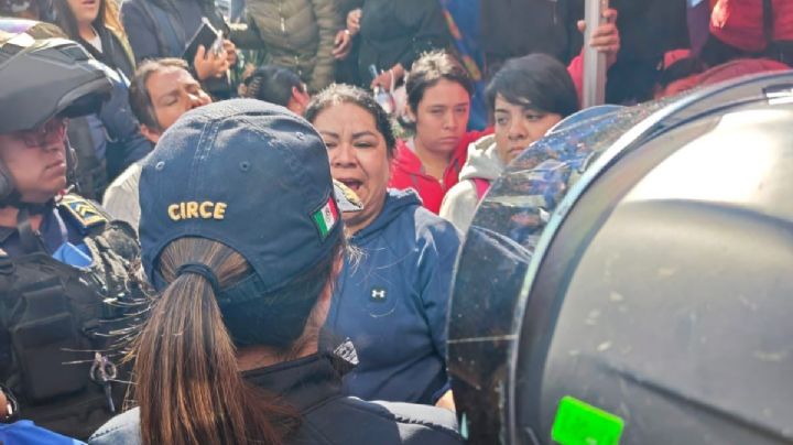 Policías y comerciantes se enfrentan en la Cuauhtémoc por retiro de puestos