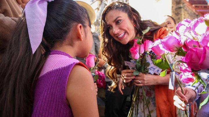 Con nieves y aguas frescas, Libia festeja el Día de las Flores de los guanajuatenses