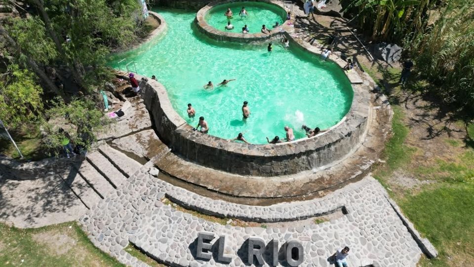 En el balneario hay albercas y pozas individuales para nadar