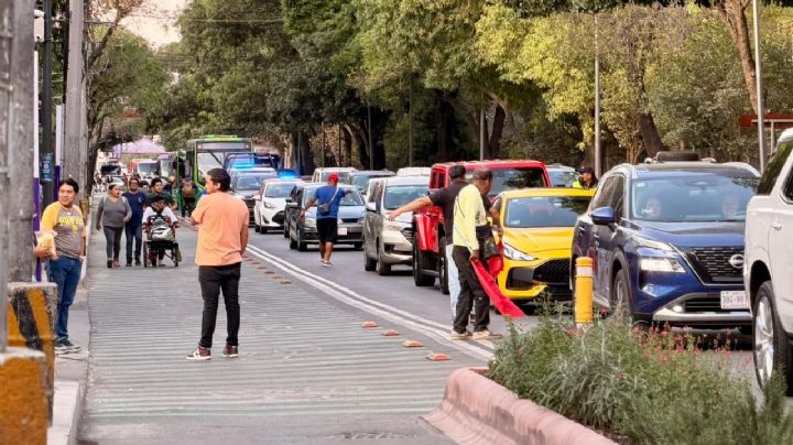 Franeleros cobran hasta 500 pesos por estacionarse en calles del Azteca pese a operativo de movilidad