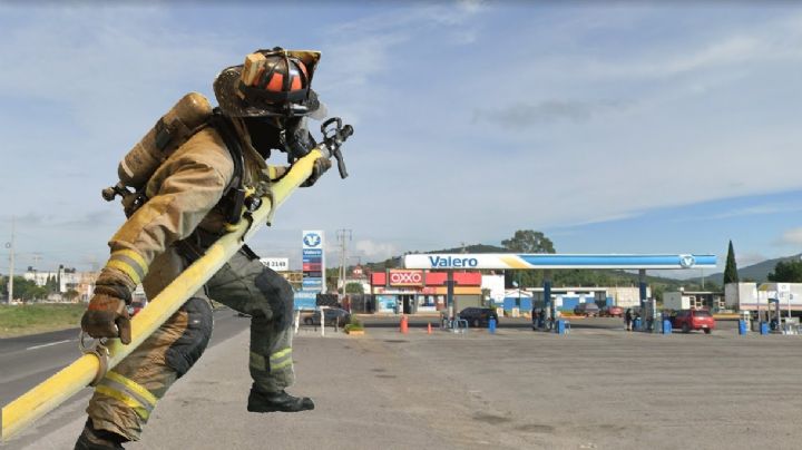 Pipa abastecía gasolinera en la Pachuca-Actopan cuando ocurre una fuga; hay tráfico